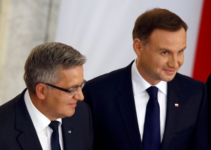 Střídání stráží. Andrzej Duda (vpravo) se chopil funkce po Bronislawu Komorowském, jehož porazil v květnových volbách.