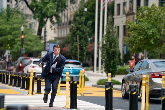 Gabriel Basso ve filmu Dům plný dynamitu.