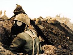 Íránský voják v době irácké chemické ofenzívy.