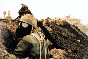 Foto: Krutost irácko-íránské války. Do min se vrhaly děti, v zákopech zabíjel yperit