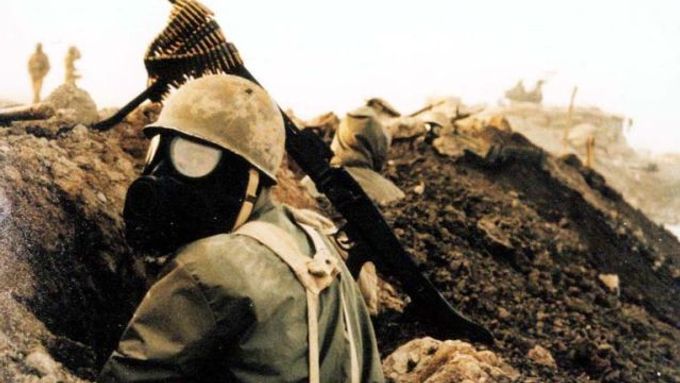 Íránský voják s plynovou maskou při irácké ofenzívě proti poloostrovu Faó.