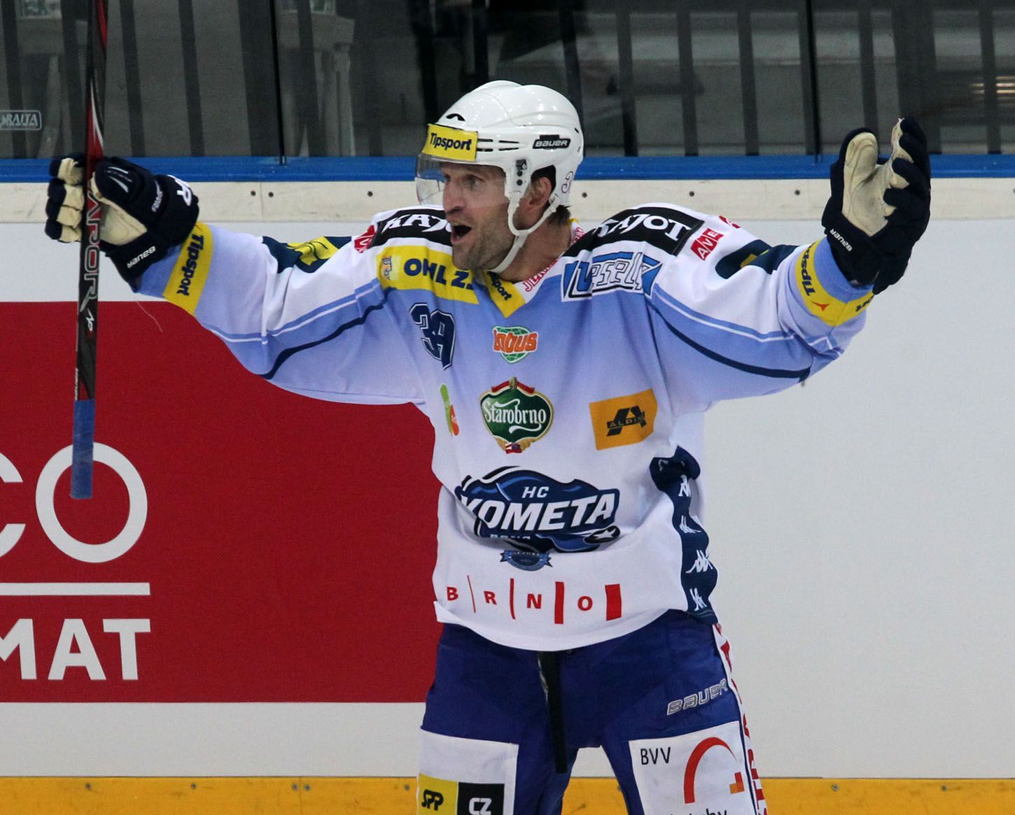 Hokejista Komety Brno Róbert Petrovický slaví gól v utkání proti Kladnu během 15. kola Tipsport extraligy 2012/13.