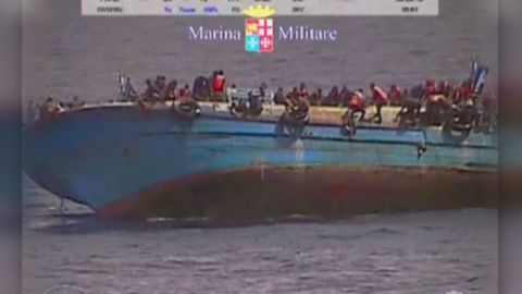 Italové zveřejnili záběry ze ztroskotání a převrácení lodi se stovkami uprchlíků