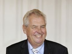 Úsměv prezidenta Zemana během demise Jiřího Rusnoka. 13. srpna 2013.
