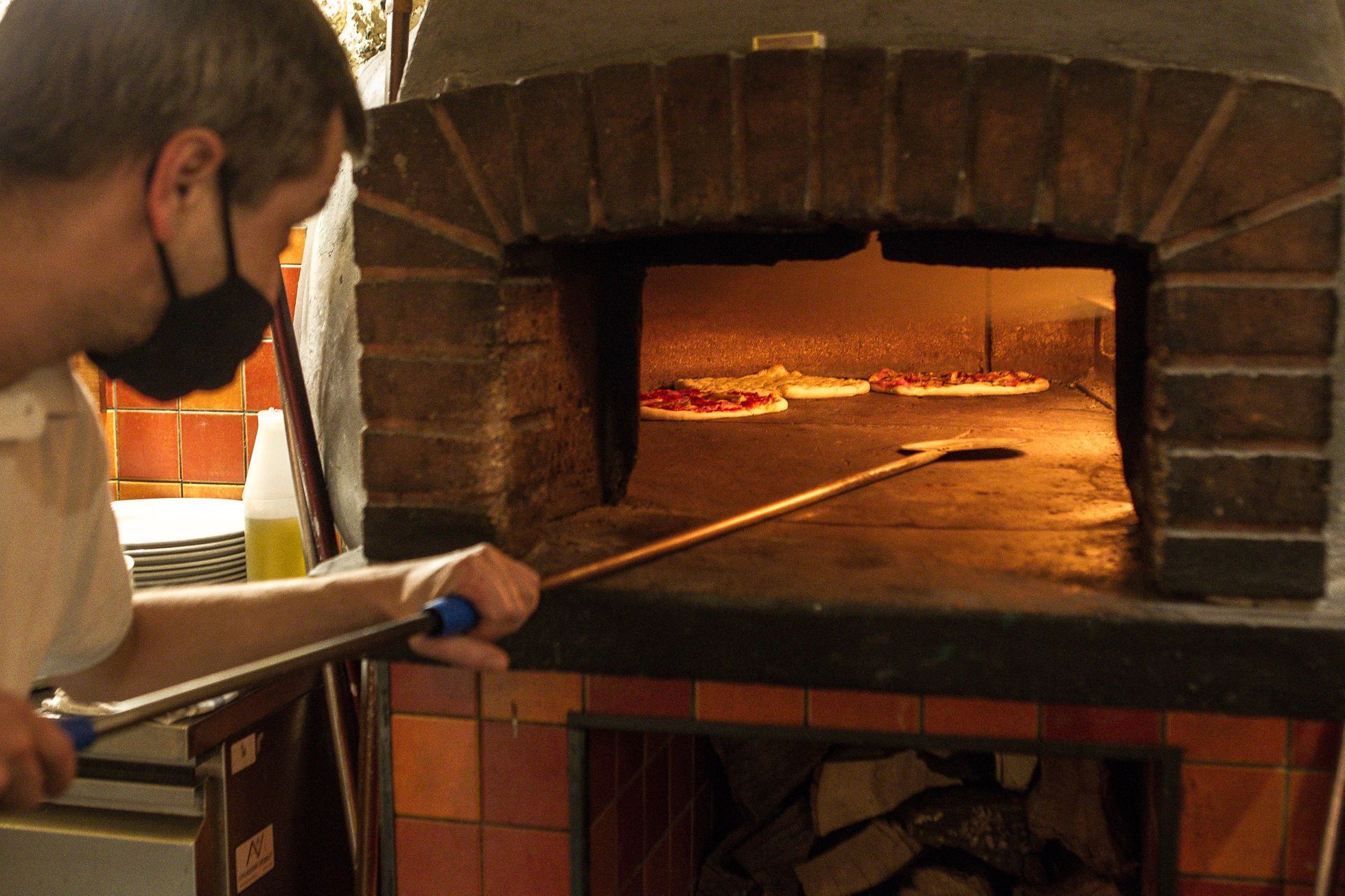 Restaurace, hospody otevírají v omezeném režimu - Pizzeria Kmotra, pizza, pec, práce, nouzový stav, omezení, koronavir, 3. prosinec