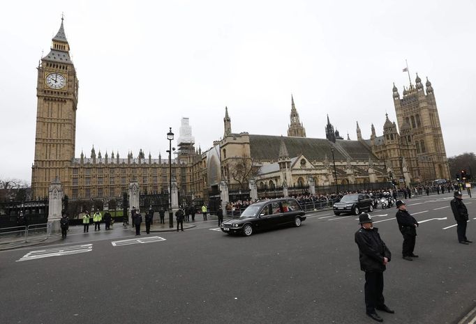 S úderem 10. hodiny britského času vyrazil automobil s rakví od budovy parlamentu ve Westminsteru. Doprovázeli ho policisté na motocyklech.