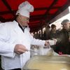 Bohuslav Svoboda nalévá na Staroměstském náměstí rybí polévku