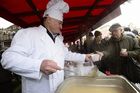Primátor Svoboda rozléval v Praze tradiční rybí polévku