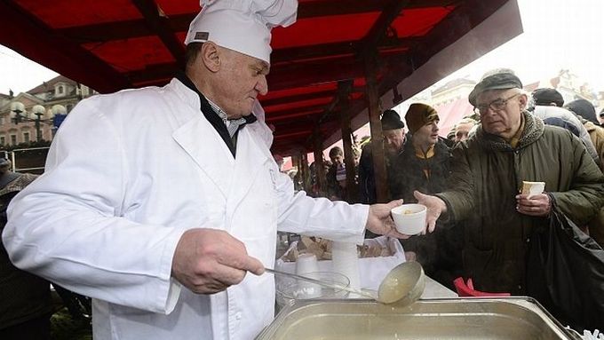 Praha si pro kolemjdoucí připravila tisíce porcí rybí polévky.
