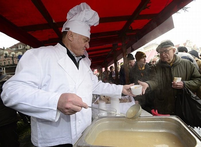Bohuslav Svoboda nalévá na Staroměstském náměstí rybí polévku