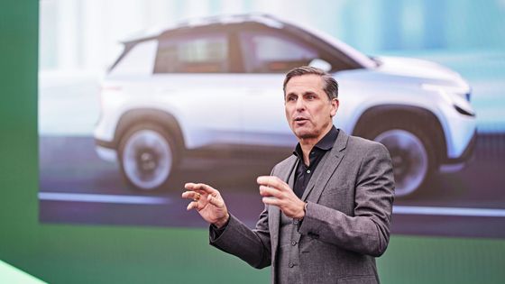 Šéf Škoda Auto Klaus Zellmer, v pozadí koncept Škoda Epiq.