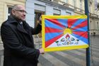 Mikuláš Bek vyvěšuje tibetskou vlajku.