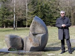 Původní pomník v Letech, jehož odhalení započalo peitní tradici 13. května