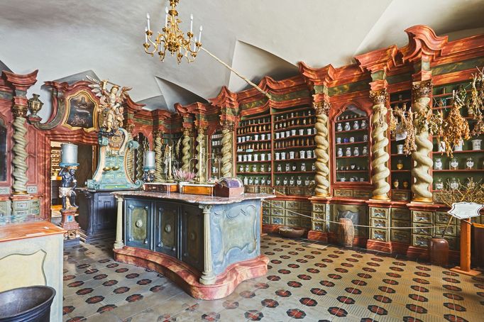 Klatovská lékárna U Bílého jednorožce byla v provozu od roku 1639 až do šedesátých let 20. století (z knihy Lékařství, Velké dějiny zemí Koruny české).