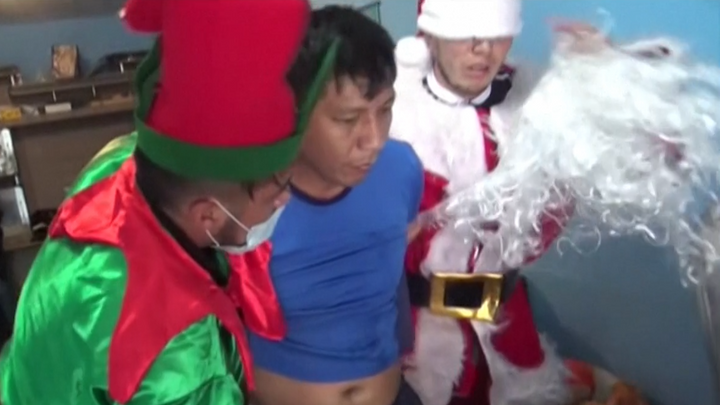 Policisté v převleku Santy a elfa rozprášili drogový gang. Pochlubili se videem