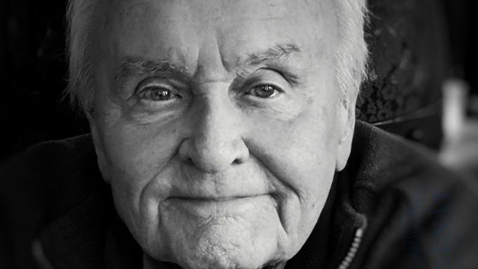 Divadelní, filmový a televizní herec, zkušený dabér a také dlouholetý ředitel Divadla Jiřího Wolkera zemřel ve věku 96 let.