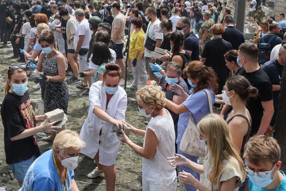 Záchranáři i dobrovolníci pomáhají na místě tragédie u dětské nemocnice v Kyjevě, kterou zasáhli Rusové.