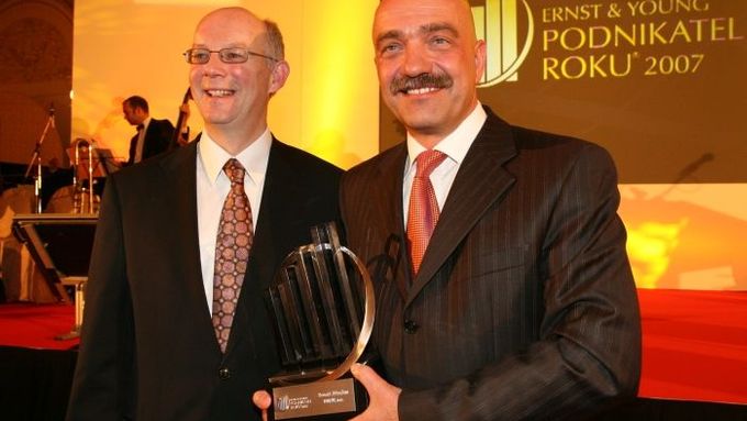 Podnikatel roku 2007 Tomáš Březina (vpravo) a Dirk Kroonen, šéf Ernst ČR