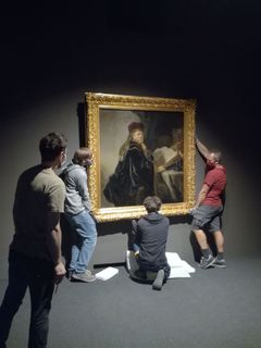 Stěhování Rembrandtova obrazu Učenec ve studovně do Schwarzenberského paláce, kde bude dočasně k vidění do podzimu. Potom se stane součástí výstavy v paláci Kinských.