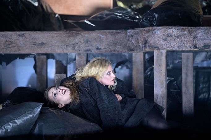 Světlana Aksenová jako Médea a její alterego Néris v podání Arnheiður Eiríksdóttir.