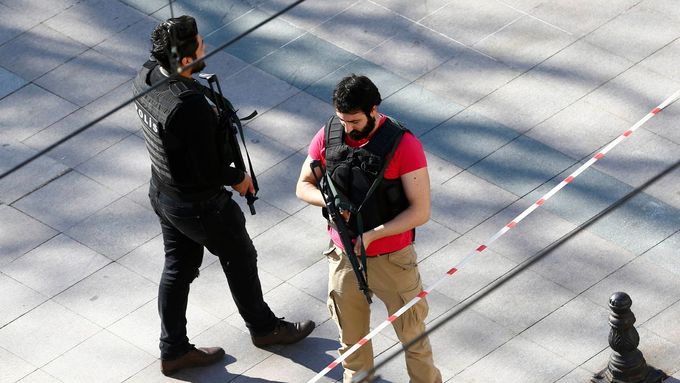 Policie po útocích v ulicích Istanbulu.