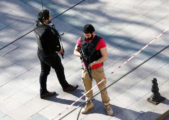 Policie po útocích v ulicích Istanbulu.