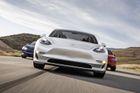 Tesla Model 3 je rychlejší, dojede dál a není nejdražší. Srovnali jsme ji s ostatními elektromobily