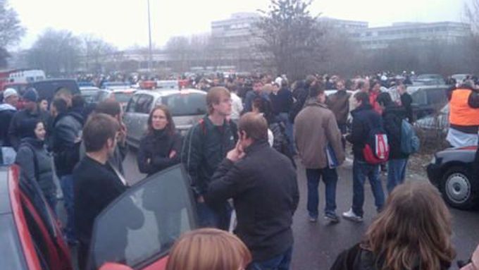 Studenti postávají před školou v Ludwigshafenu. Po vražedném útoku mladíka byla škola evakuována.