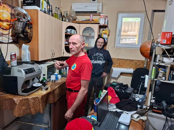 V šéfově kanceláři se "náš" Jura může natáhnout na proleželé kanape a vyspat se tam.
