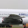 Airbus si v Paříži upiloval křídlo o budovu