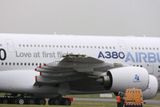 Airbus se první den prestižní světové přehlídky letecké techniky potýká s dvojnásobnou smůlou,...