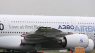 Airbus se první den prestižní světové přehlídky letecké techniky potýká s dvojnásobnou smůlou,...