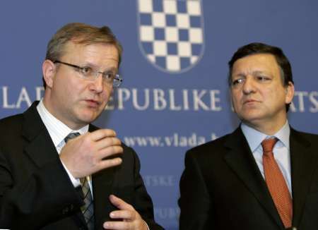 Komisař pro rozšíření Olli Rehn a šéf Evropské komise José Manuel Barroso