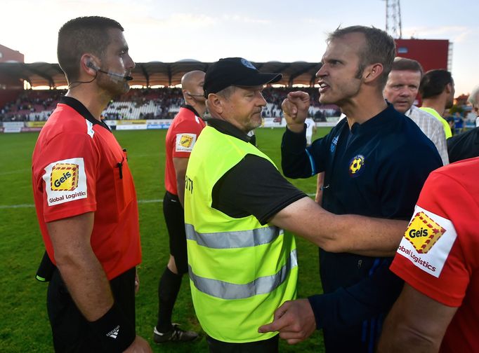 Kapitán Jihlavy Lukáš Vaculík a rozhodčí Martin Nenadál po odvetě baráže o účast ve fotbalové Fortuna:Lize