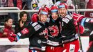 Třinec - Pardubice, 7. čtvrtfinále play-off 2018: zleva Vladimír Svačina, David Cienciala a Lukáš Krajíček