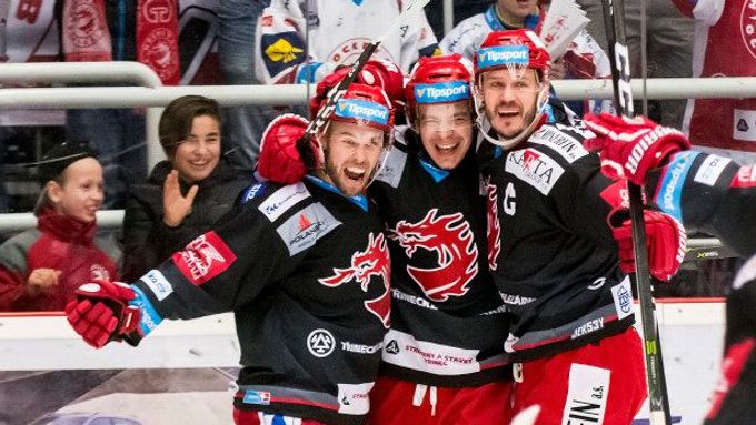 Třinečtí hokejisté rozstříleli Pardubice 8:1 a postoupili do semifinále.