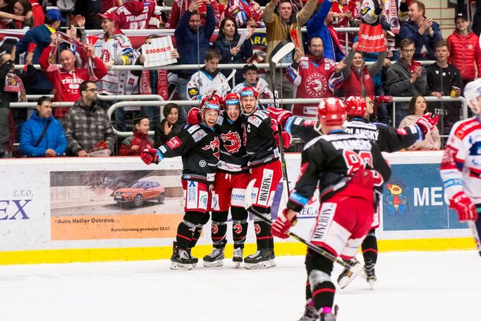 Třinec - Pardubice, 7. čtvrtfinále play-off 2018: zleva Vladimír Svačina, David Cienciala a Lukáš Krajíček