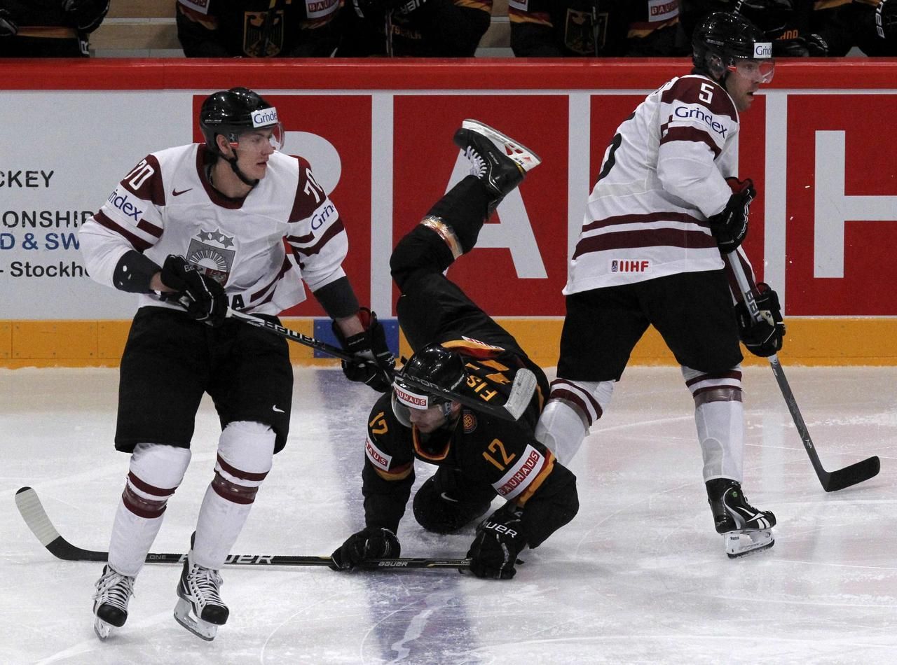 MS v hokeji 2012: Lotyšsko - Německo (Indrasis, Dzerins, Fischer, střet)