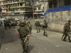 Libanonští vojáci v ulicích Tripolisu.