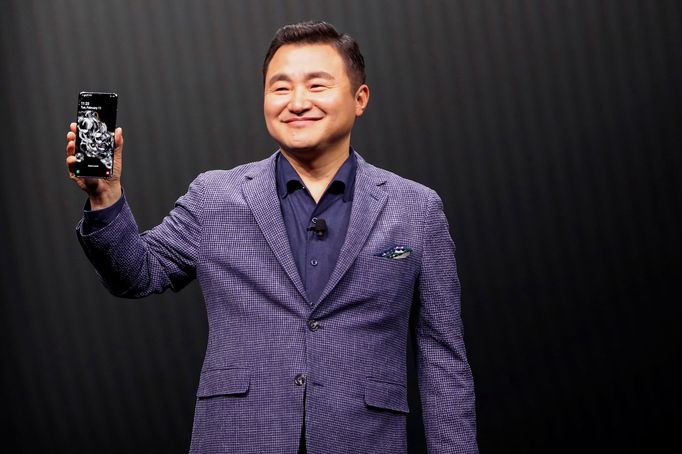 Prezident a ředitel divize mobilních komunikací Samsung TM Roh představuje nový telefon Galaxy S20 Ultra 5G.