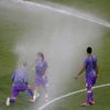 Finále LM, Real-Juventus: Gareth Bale při rozcvičování, když na ně spustil zavlažovací systém