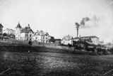 Pohled do Hradešínské ulice, kde na konci 19. století začala vznikat vilová čtvrť. Vpravo v pozadí vinohradský pivovar. Rok 1908.