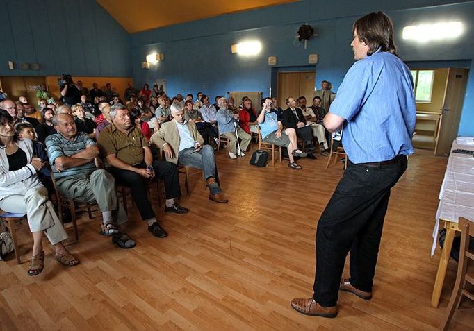 Na besedu s občany v kulturním domě ministr Bursík přizval odborníky na přírodě blízká opatření.