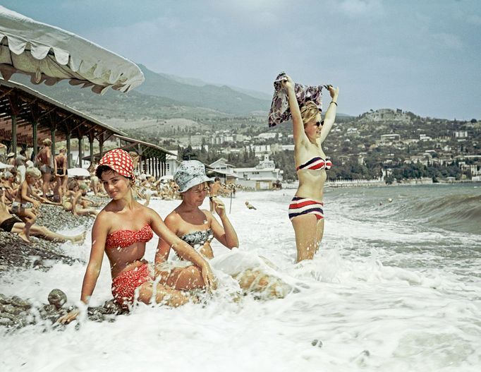 Rekreantky v letovisku Gurzuf na Krymu v roce 1968. Barevná fotografie