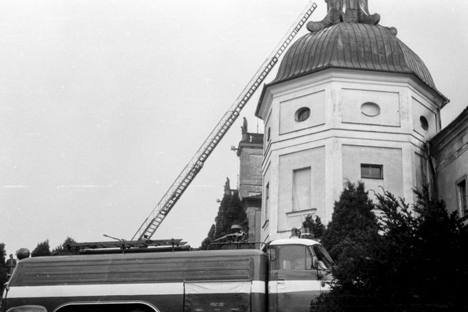 Hasičský zásah při požáru kláštera ve Svaté Hoře v Příbrami. 27. 4. 1978