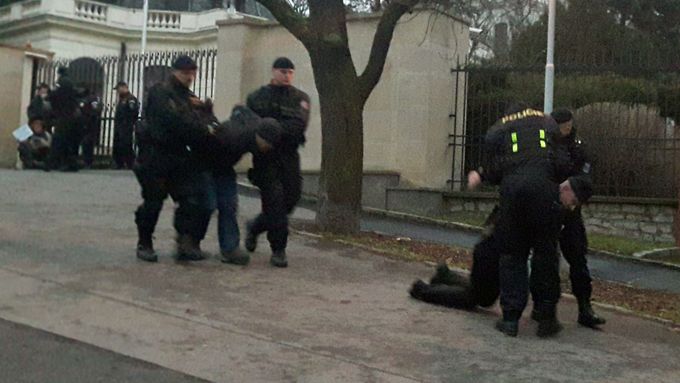 Policisté odvádějí aktivisty ze skupiny Kaputin od ruské ambasády.