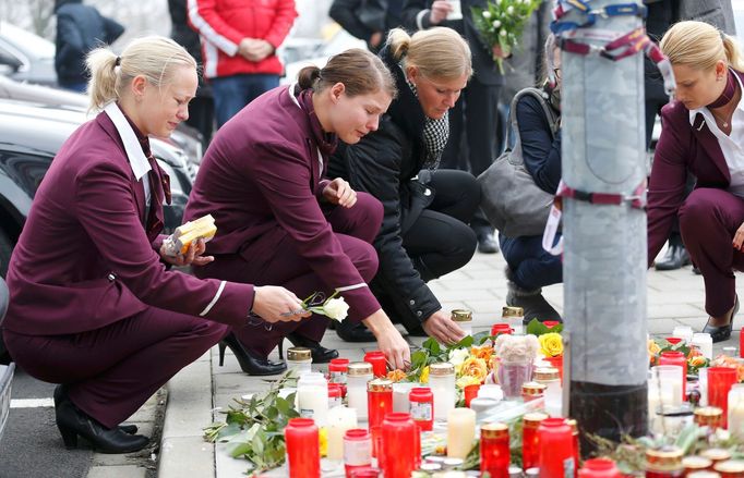 Zaměstnanci nízkonákladové společnosti Germanwings uctili oběti úterního leteckého neštěstí u ředitelství u letiště Kolín/Bonn.