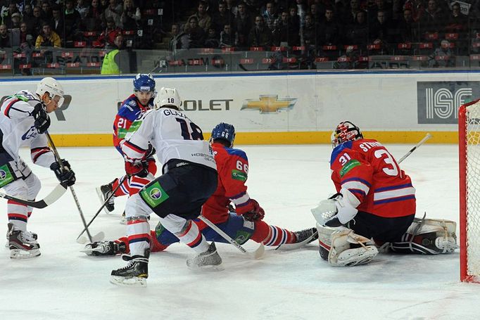 Hokejisté Lva Praha Jakub Klepiš, Juraj Mikuš a Jakub Štěpánek (zleva) brání Alexeje Kopejkina a Konstantina Glazačeva v utkání KHL 2012/13 proti Novosibirsku.