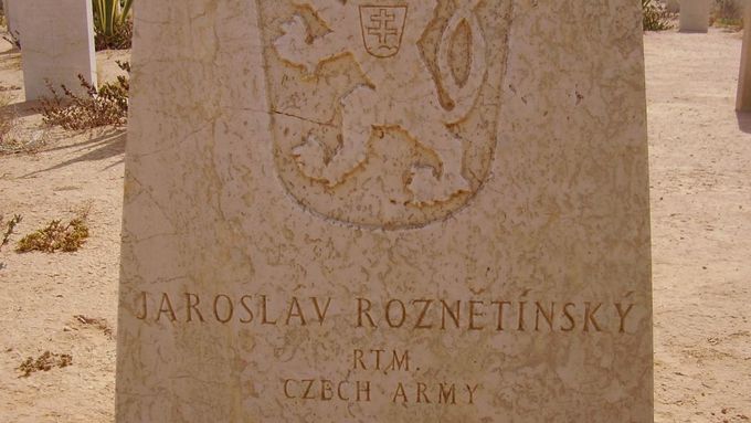 Český hrob na hřbitově vojáků Commonwealthu.
