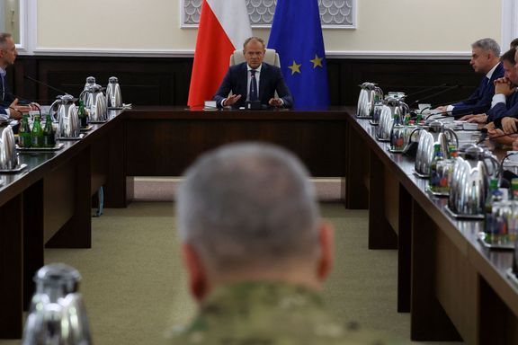 Polský premiér Donald Tusk na mimořádném jednání vlády se zástupci vojenských a bezpečnostních složek po narušeních polského vzdušného prostoru. Varšava, 10. září 2025.